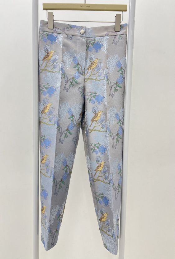 بیسادی شلوار نقره ای طرح دارد