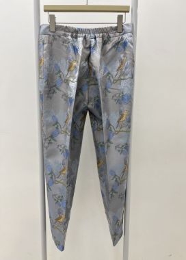 بیسادی شلوار نقره ای طرح دارد