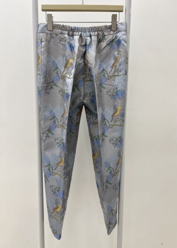 بیسادی شلوار نقره ای طرح دارد